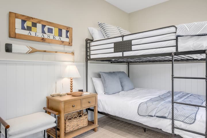 Malkia mwenye nafasi kubwa kwenye chumba cha kulala cha malkia