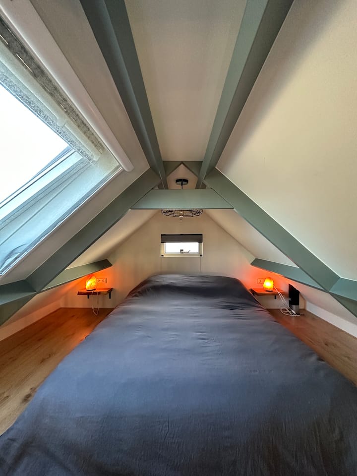 居心地の良い寝室は屋根裏にあり、階段でアクセスできます。注意：空間は低く、立つことはできません。