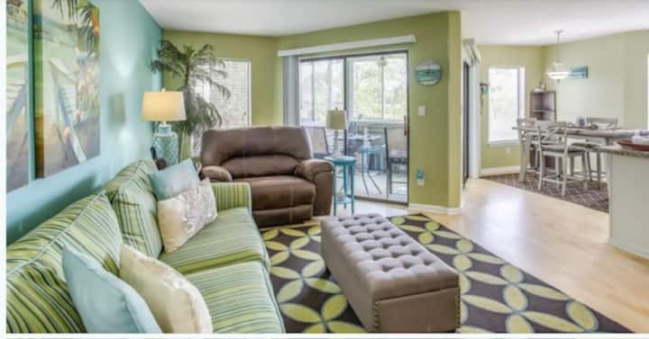 Less Than 1 Mile To Beach, Pool, Pet-friendly! - North Myrtle Beach, SC