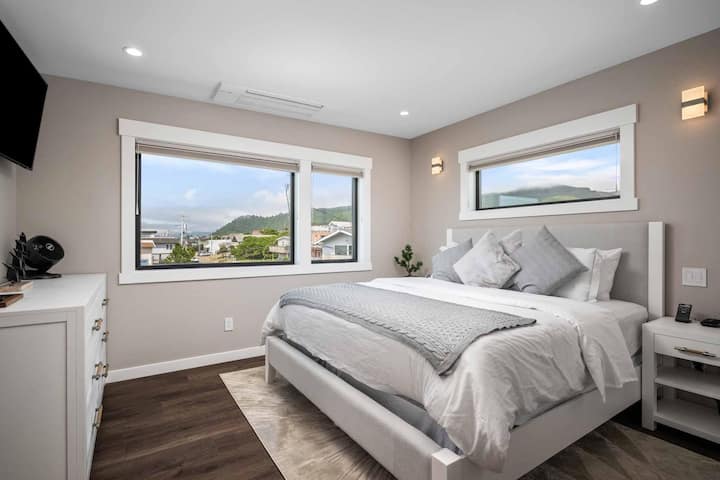 Krevati "King" në dhomën e dushit me avull të mundëson të shtrihesh dhe të flesh rehat në një dyshek Sealy të nivelit të lartë me izolim lëvizjeje.