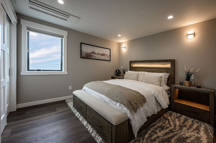 Krevati prej pelushi Jr. Suite Queen ofron një vend të këndshëm për të dalë në pension.