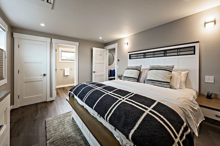 Krevati i rehatshëm "King" në suitën buzë liqenit.