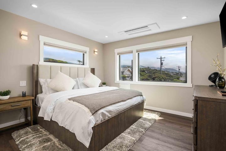 Duveti i rehatshëm i hotelit me 5 yje mbi krevatin e madh "King" në suitën Rockview.