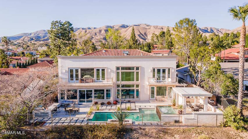 Upscale Residence with Pool/Spa.