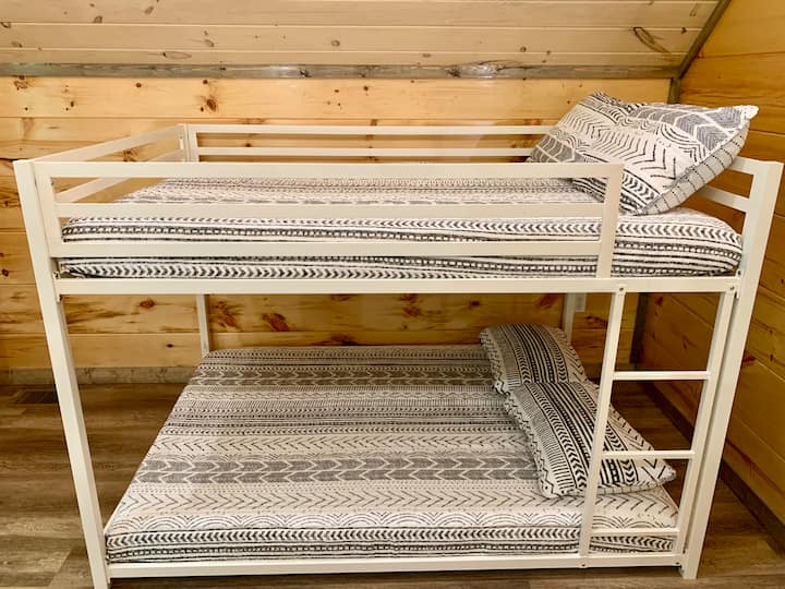 Veľké poschodové postele sú vybavené plyšovými matracmi z pamäťovej peny, ktoré poskytujú výnimočné pohodlie pre pokojný nočný spánok. Tieto postele sú navrhnuté pre deti aj dospelých a zabezpečujú, že si každý môže oddýchnuť a načerpať nové sily po dni plnom zábavy.