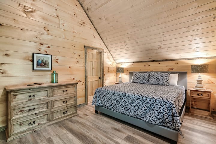 Hlavná spálňa má manželskú posteľ s vlastnou kúpeľňou. K dispozícii je tiež útulný LED krb a posedenie na sledovanie televízie.