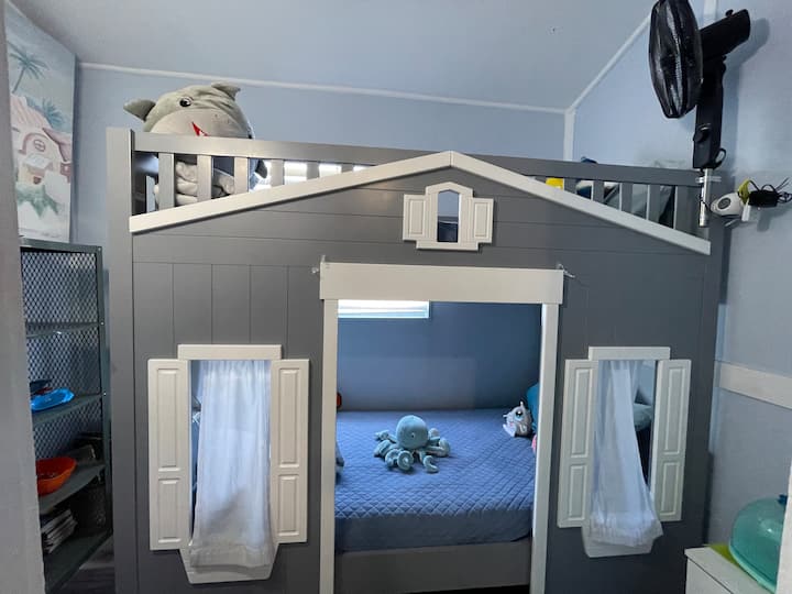 ¡Habitación para niños dedicada! 
Incluye litera individual para niños
