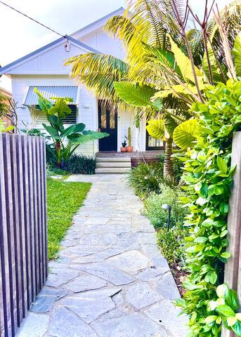 Freshwater Beach Family Escape