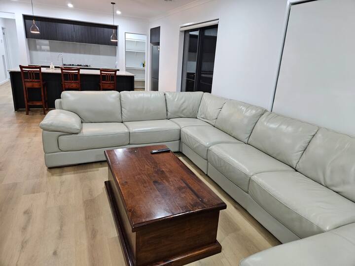 Stylish 4 Room With 65" Tv Ormond - Werribee