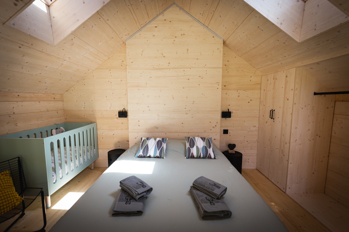 Krevat 160 x 200 me dyshek kujtese Emma.
Jastëkët e kujtesës së kujtesës së firmës Emma dhe jastëkët Fluffy Linvosges Hotel Grade Linvosges.
Shtroja banje dhe çarçafë banje të bëra në Gerardmer.
Mund të kesh një rrobë banje me zgjedhje
