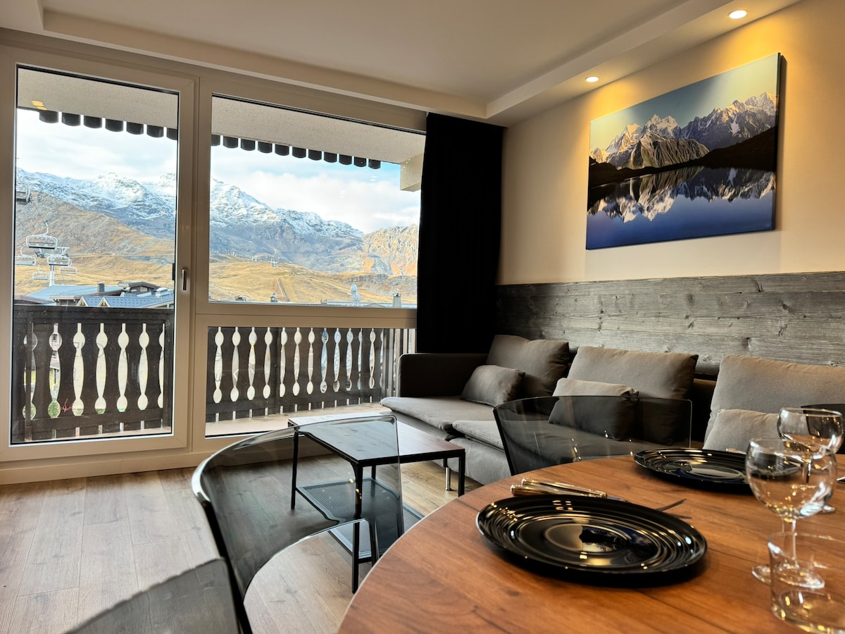 Popular Airbnb listing: "Lounge" 313 - 8 people - center - 70m² in Les Belleville