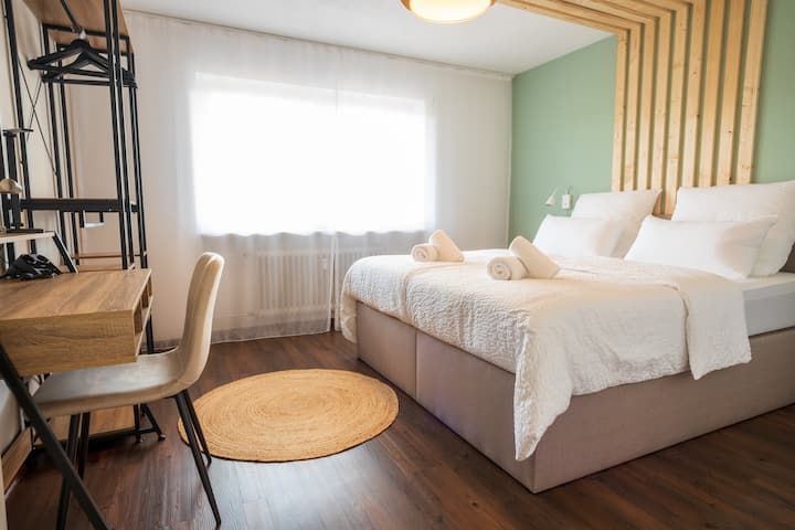 Útulná pružinová posteľ s dvoma vankúšmi pre optimálne pohodlie pri spaní