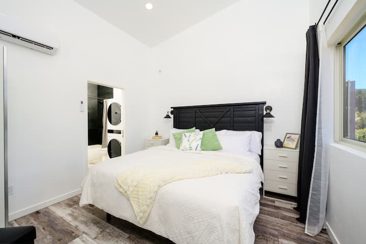 King Adjustable Bed, Roku TV, Upper Level Amazing Views!  Vaulted Ceilings!