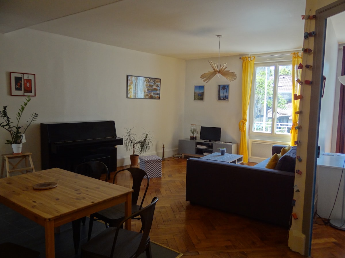 Top Airbnb: South north crossing apartment en Lyon 7e Arrondissement