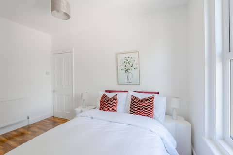 Urban Oasis: Sleeps 10, Free Parking, WIFI