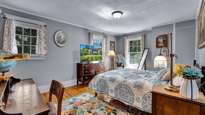 Live in elegance in this beautiful 5 bedroom home gallery image 3