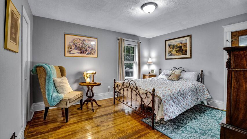 Live in elegance in this beautiful 5 bedroom home gallery image 4