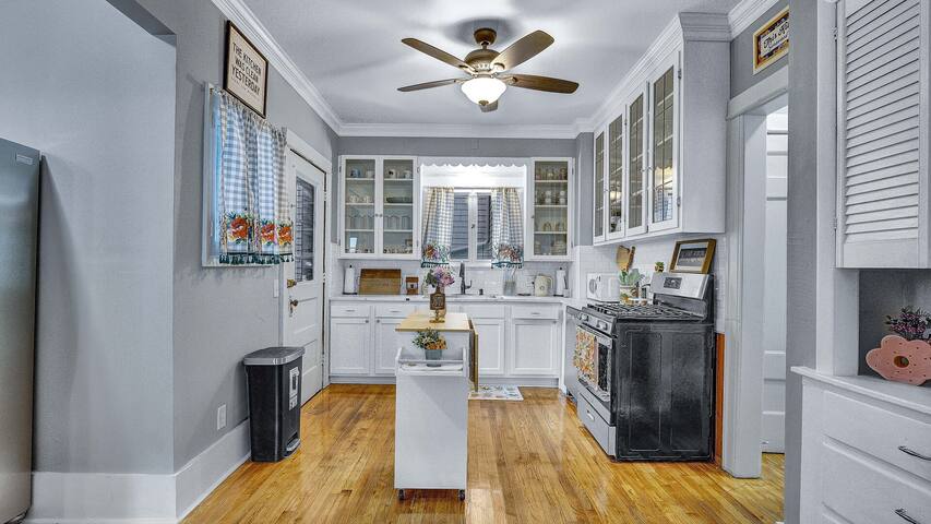 Live in elegance in this beautiful 5 bedroom home gallery image 5