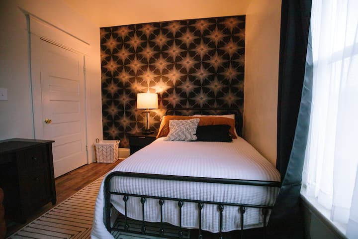 El primer dormitorio tiene una cama de tamaño completo, un armario grande y un escritorio de ordenador con vistas al patio delantero.