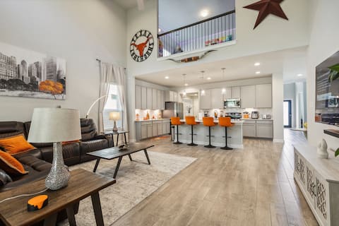 Successful Airbnb property: Sleeps10! 24 min from IAH airport&Downtown*GameRM in Lake Houston