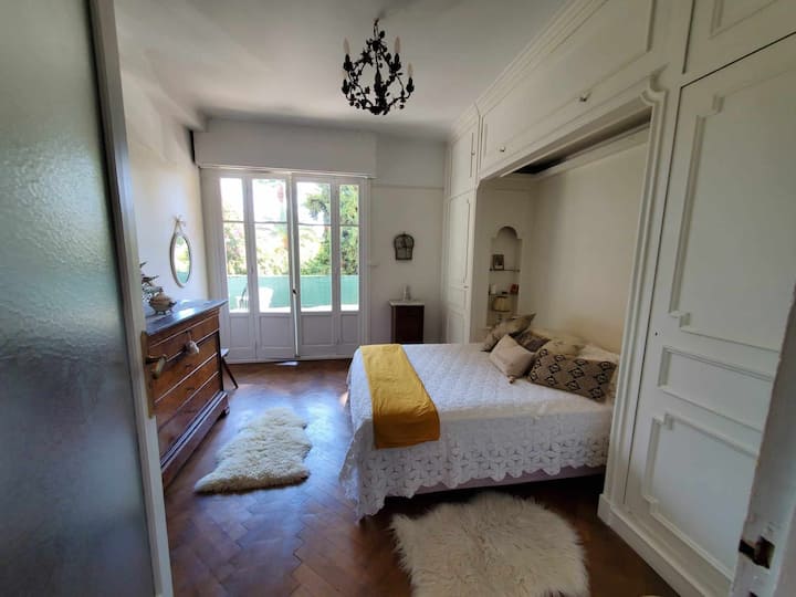 Ეს არის მთავარი საძინებელი (ოდნავ პატარა, ვიდრე აქ ჩანს)