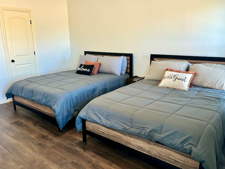 1号卧室（主卧；2张标准双人床）