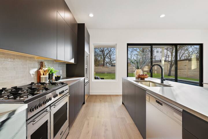 Stunning 5BR House w/Pool & Concierge Downtown ATX gallery image 3