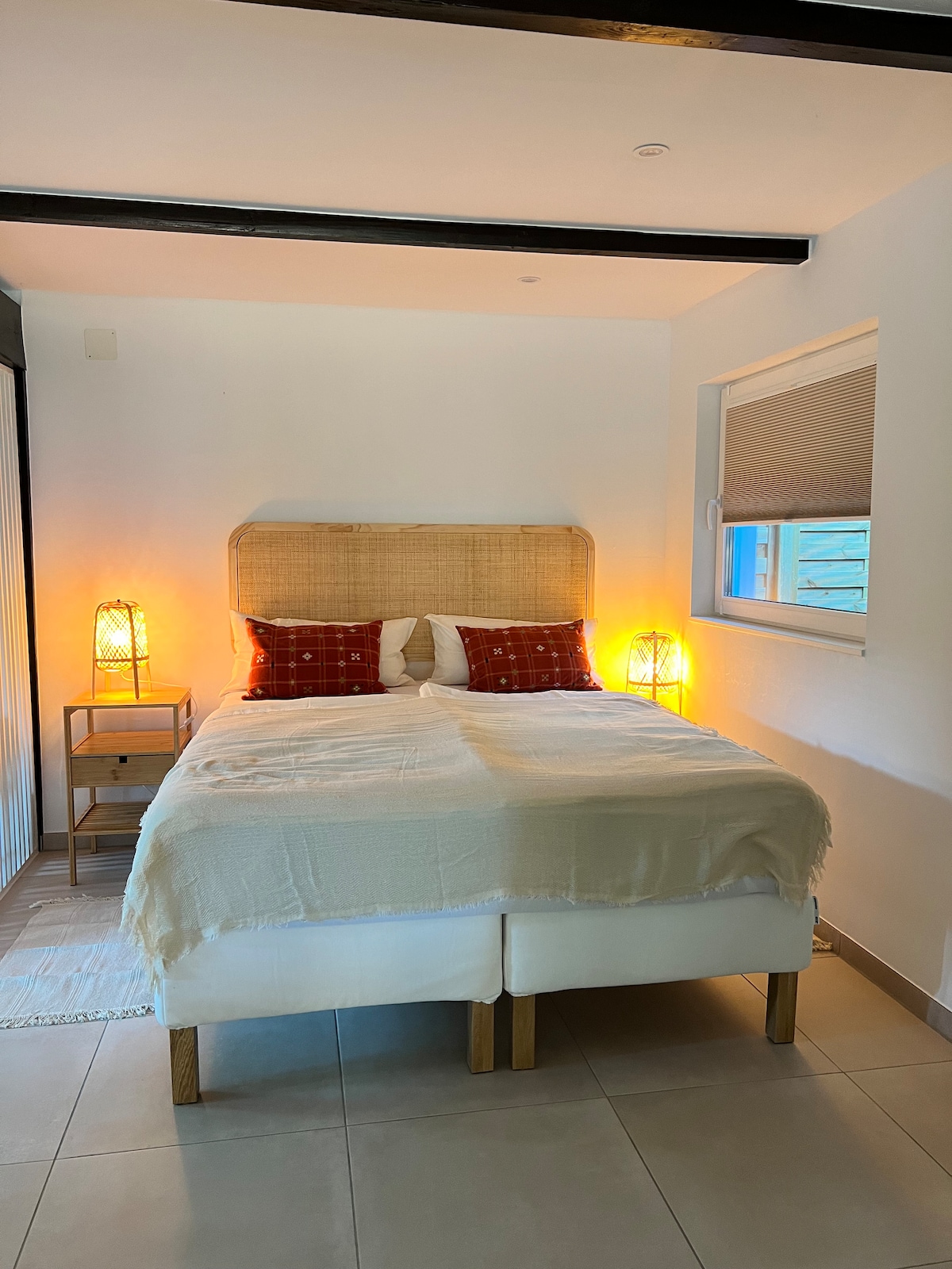 Мал брачен кревет (широк 150-179 см)