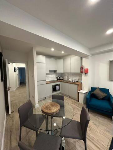 Family City Centre Modern 2 Bed Apt – sleeps 6 gallery image 3