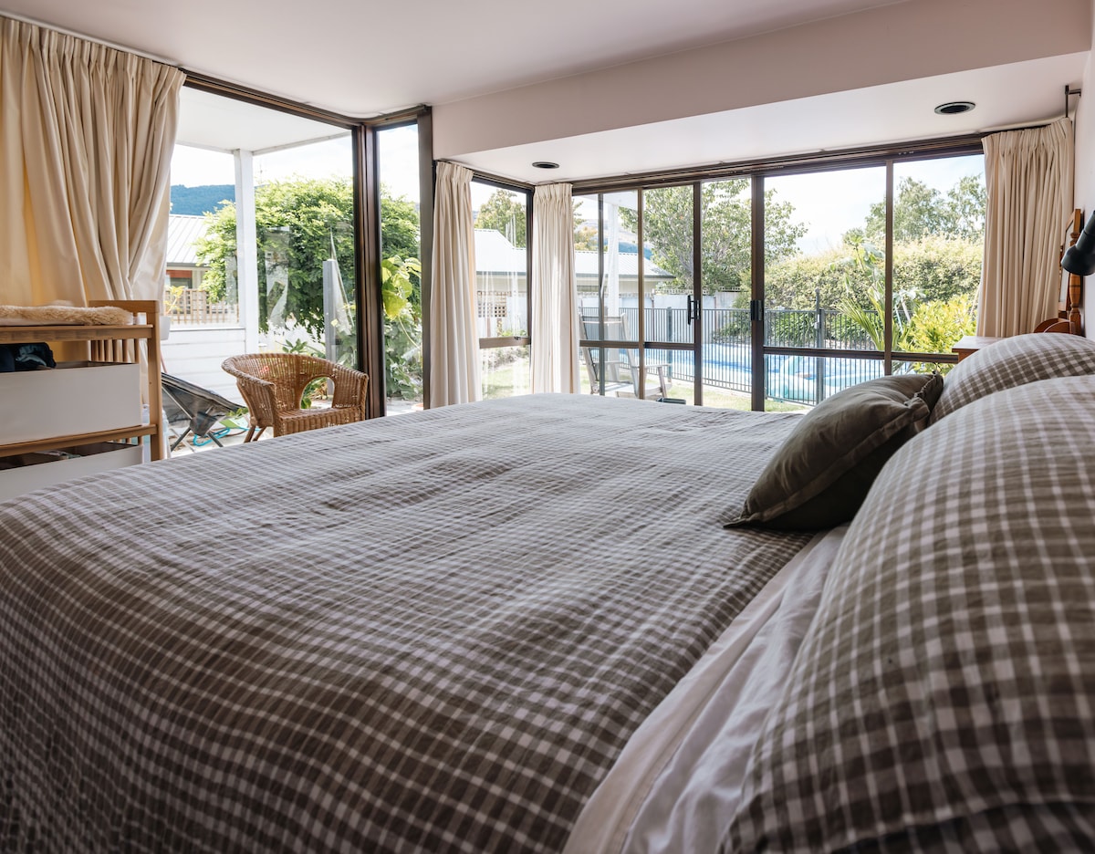 ห้องพักกว้างขวางพร้อมเตียงขนาดคิงไซส์วิวสระว่ายน้ำวิว The Remarkables และเข้าถึงสระว่ายน้ำสปาตู้เสื้อผ้าและห้องน้ำ 2.
