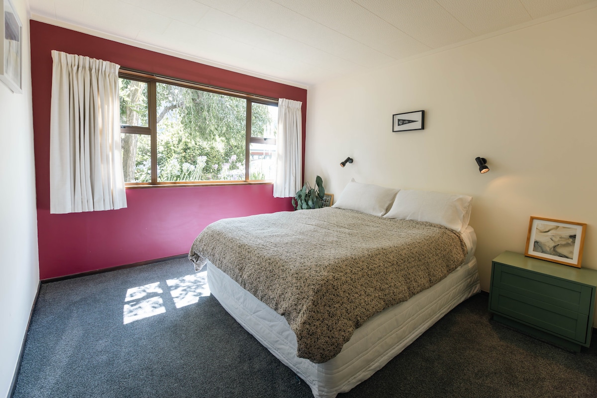 ห้องนอนกว้างขวางพร้อมเตียงควีนไซส์และวิวภูเขาและสนามหญ้าด้านหน้า วิวของเบนโลมอนด์และภูเขาล้อมรอบ