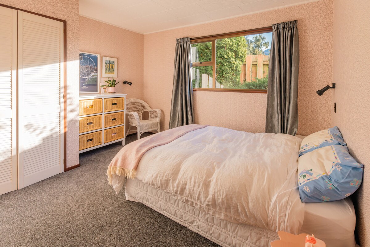 ห้องนอนพร้อมเตียงคู่พร้อมแสงแดดยามบ่ายที่ยอดเยี่ยม