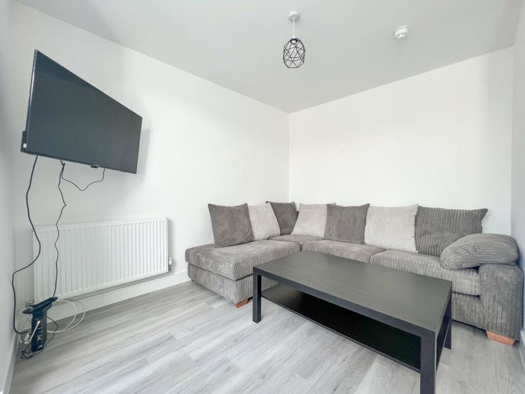 Popular Airbnb listing: 6 bed 3 bath luxury spacious new house in Filton