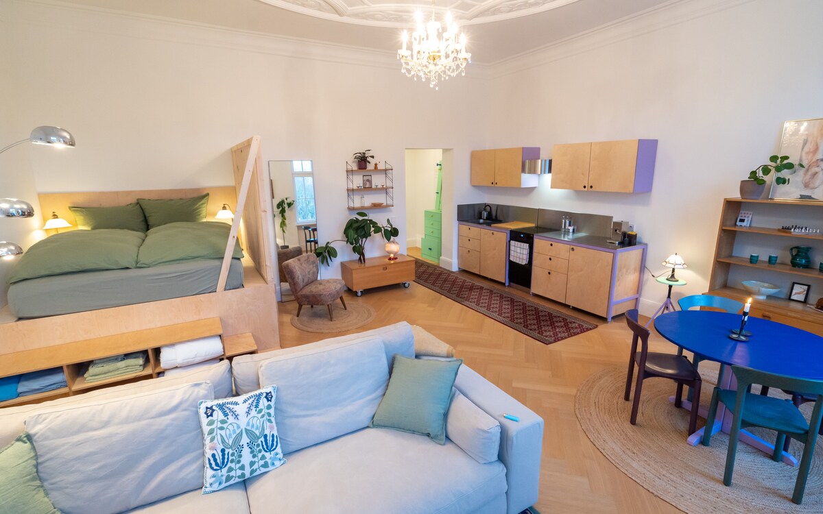 Top Airbnb: Stylish, modern old building apartment in München