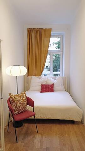 9BRs & private garden near Central Train Station