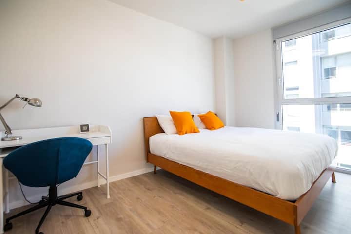 Брачен кревет (широк 150-179 см) со простор за работа и голем гардеробер