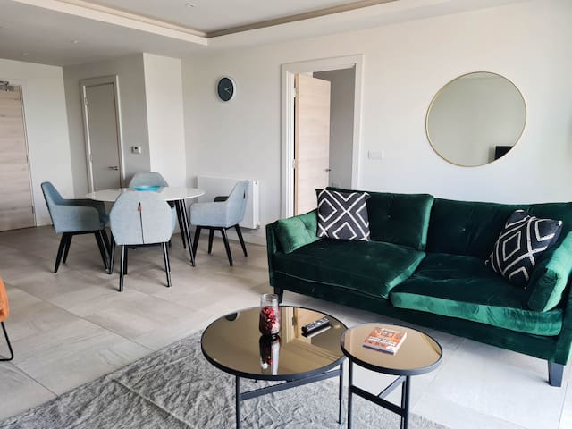 Modern 2 Bed Apartment with Gym Access