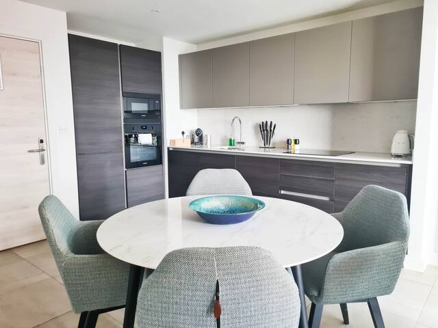 Modern 2 Bed Apartment with Gym Access gallery image 3