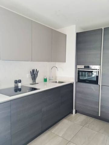 Modern 2 Bed Apartment with Gym Access gallery image 4