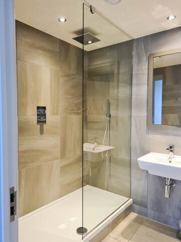 Modern 2 Bed Apartment with Gym Access gallery image 5