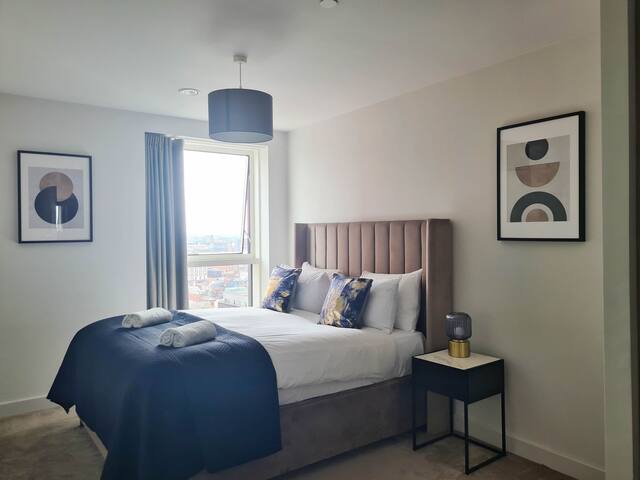 Modern 2 Bed Apartment with Gym Access gallery image 2