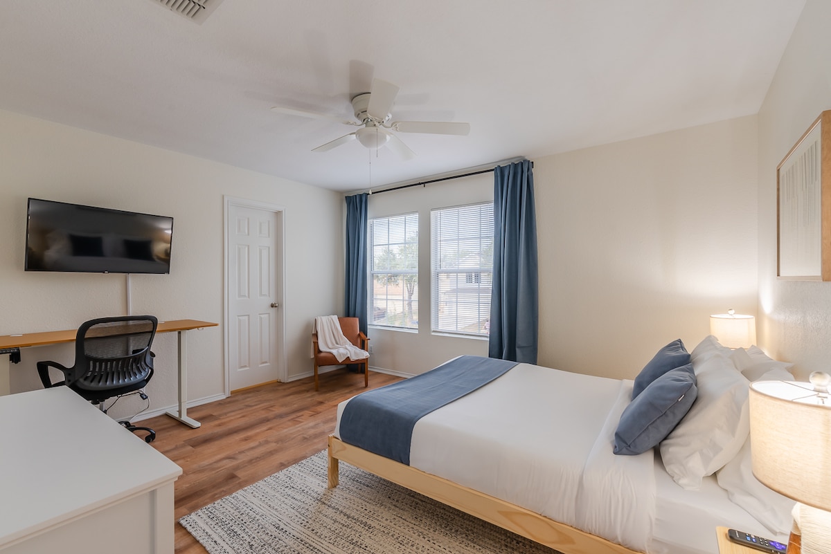 Shijo një gjumë të mirë natën me grila që errësojnë dhomën DHE perde të errëta. Transmeto shfaqjet e tua të preferuara në televizorin 40". Qëndro produktiv gjatë ditës me tavolinën elektronike në këmbë dhe televizorin 40"që mund të përdoret gjithashtu si monitor kompjuteri.