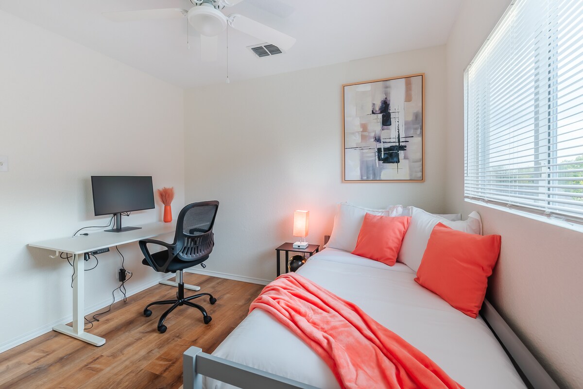 Qëndro produktiv gjatë ditës me një hapësirë pune të dedikuar, të kompletuar me tavolinë elektronike në këmbë, karrige të rehatshme pune dhe monitor gati për përdorim.