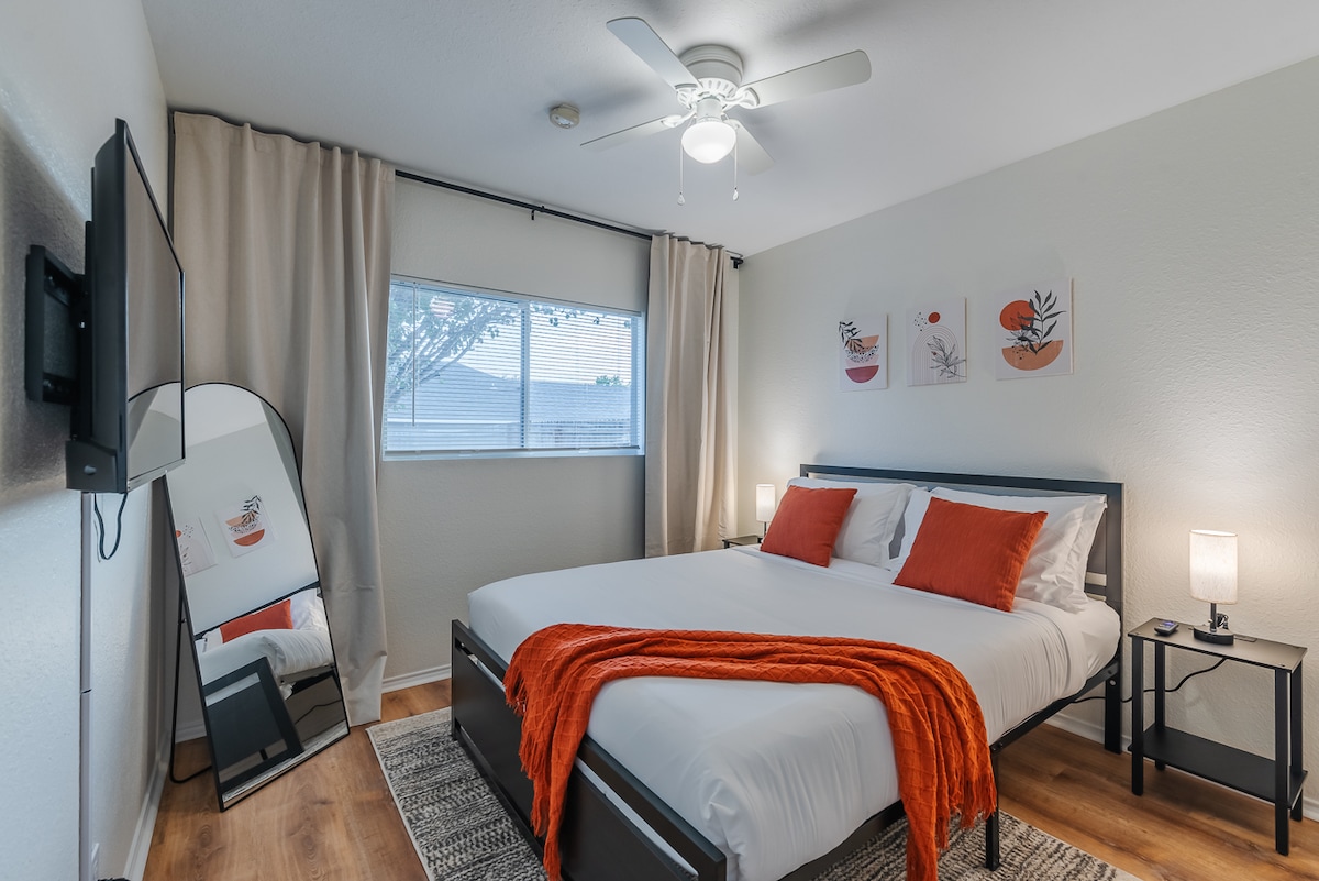 Hyr lehtësisht në këtë dhomë gjumi në katin e parë pa shkallë. Fli mirë me grilat që errësojnë dhomën dhe PERDET e errëta.