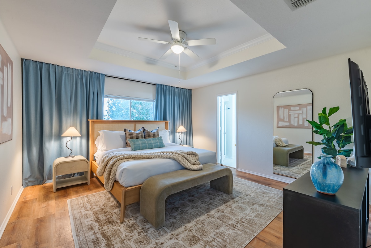 Pusho një natë të shkëlqyer në krevatin tonë luksoz "King". Fli me perde të errëta dhe makinë zhurme të bardhë (të pajisur). 