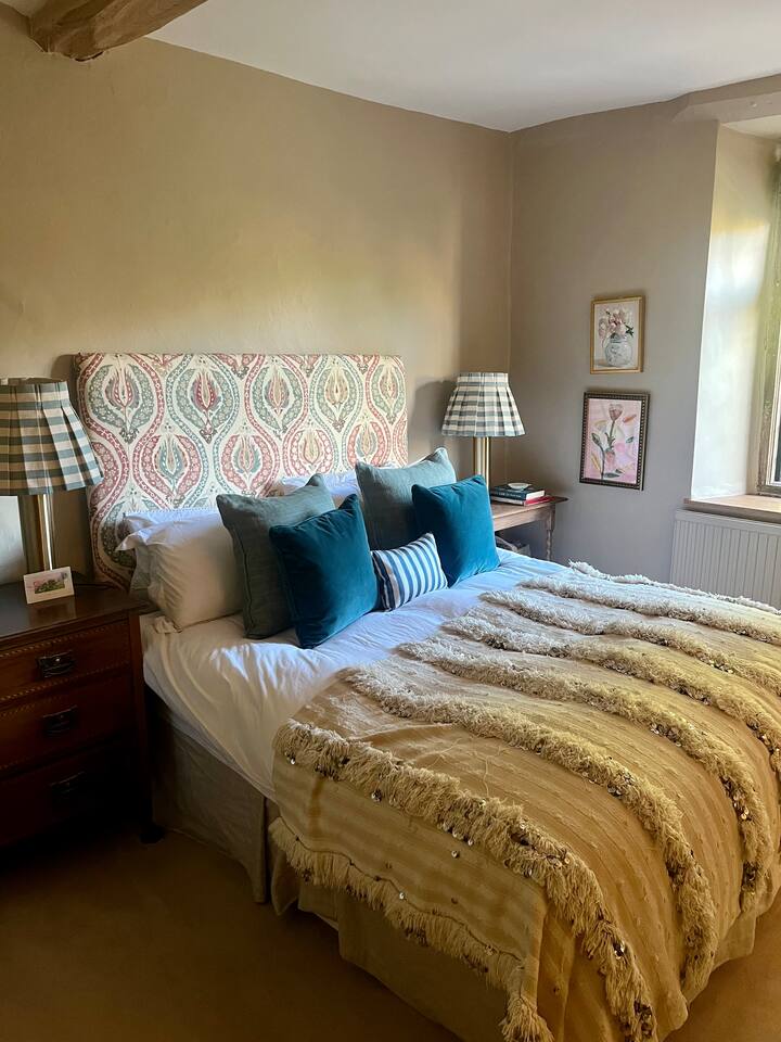 Დიდი საწოლი, საიდანაც ფანჯრებიდან სოფლის ულამაზესი ხედები იშლება. 