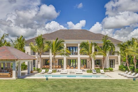 Corales 22: Luxury Golf Retreat