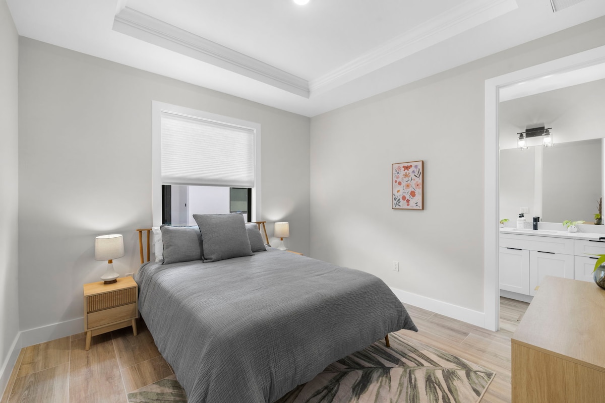 Një dhomë gjumi dopio "queen" me banjën e vet në suitë.