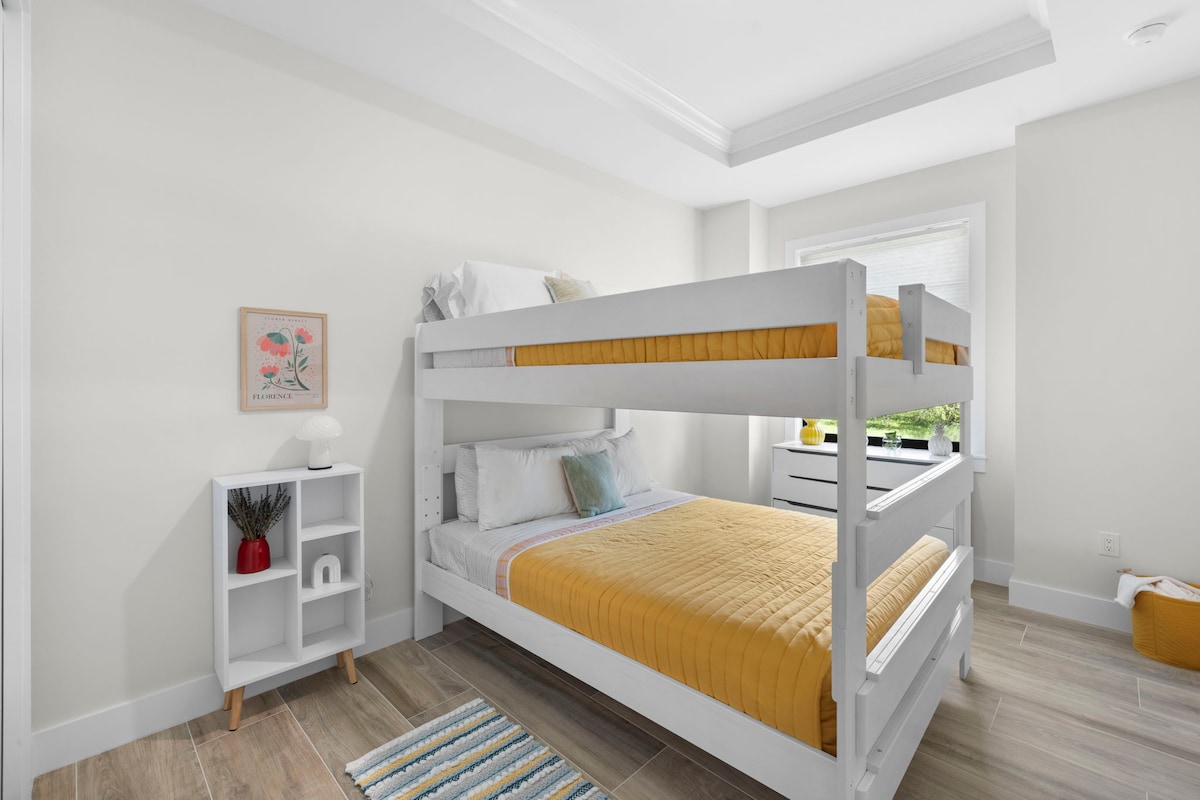 Kjo krevat dopio "queen" mbi krevat dopio "queen" sjell pak tekë dhe shumë argëtim për qëndrimin tënd.