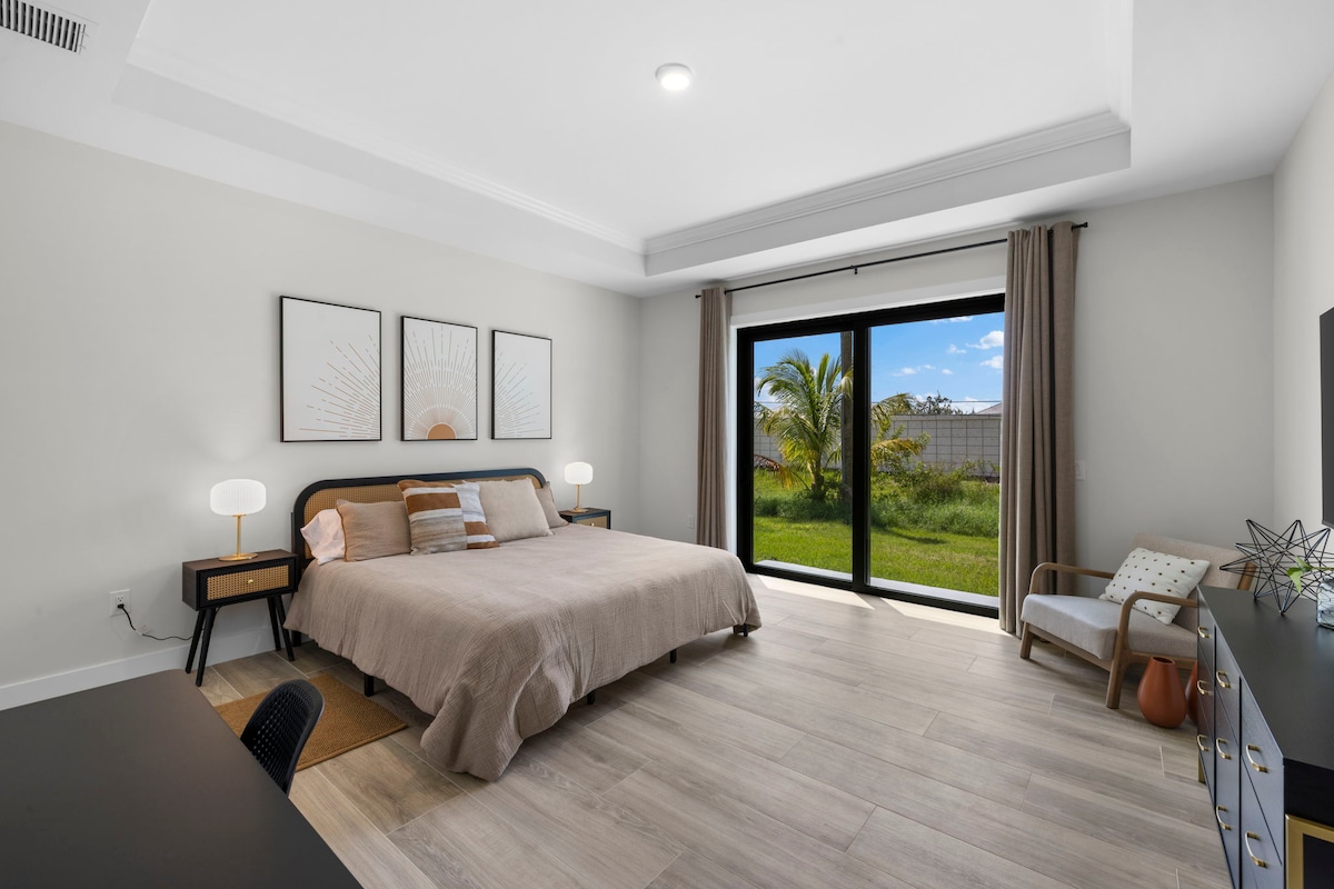 Tonet e ngrohta të dhomës kryesore të gjumit dhe dyert e mëdha rrëshqitëse prej xhami të lënë të ndihesh sikur je jashtë në natyrë.  Televizori inteligjent 55"gjithashtu të mban në krevat pak më gjatë.